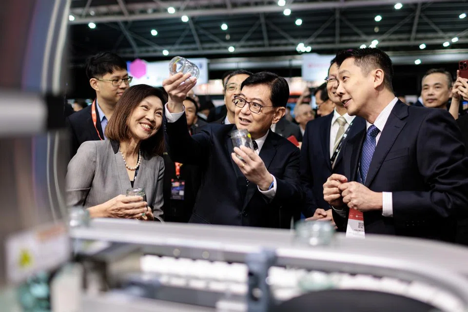 Timbalan Perdana Menteri, Encik Heng Swee Keat (tengah), bersama Timbalan Pengetua Pembangunan Politeknik Singapura, Cik Georgina Phua (kiri), pada acara Transformasi Perindustrian Asia-Pasifik pada 14 Oktober.