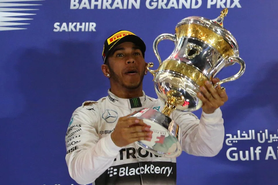 Lewis Hamilton, menjulang trofi dalam Grand Prix Bahrain pada 19 April 2015. 
