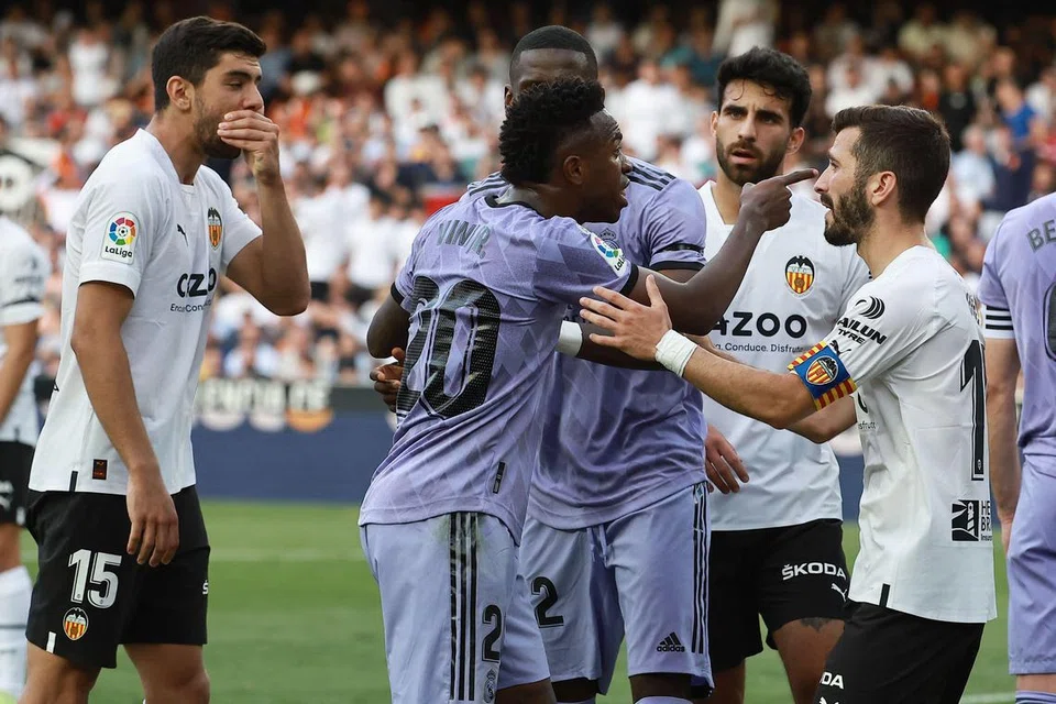 BERI REAKSI: Pemain Real Madrid Vinicius Junior (nombor 10) memberi reaksi setelah dilemparkan kata-kata berbaur perkauman semasa perlawanan menentang Valencia CF.