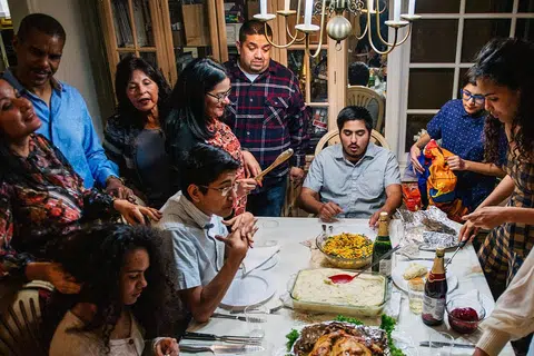 TANDA KESYUKURAN: Rakyat Amerika berkumpul bersama ahli keluarga di rumah masing-masing sempena sambutan 'Thanksgiving' dan tidak lagi berkumpul dalam jumlah yang besar demi keselamatan diri dan membendung penularan Covid-19. - Foto: AFP