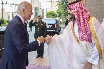 PERTEMUAN PERTAMA: Putera Mahkota Arab Saudi, Mohammed bin Salman (kanan) menyambut Presiden Amerika Syarikat, Encik Joe Biden selepas ketibaannya di Jeddah pada Julai 2022.