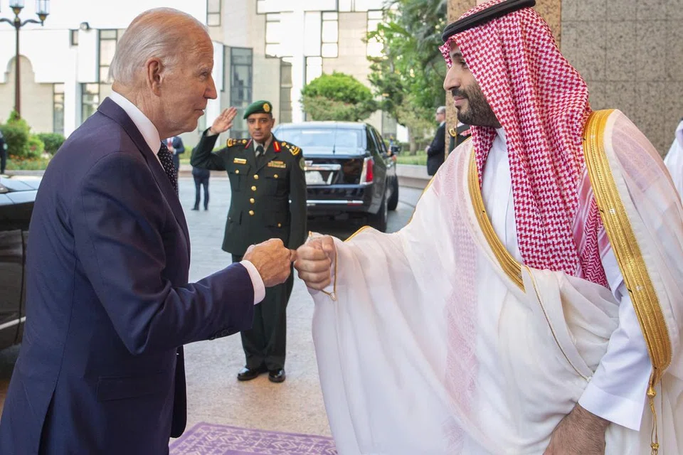 PERTEMUAN PERTAMA: Putera Mahkota Arab Saudi, Mohammed bin Salman (kanan) menyambut Presiden Amerika Syarikat, Encik Joe Biden selepas ketibaannya di Jeddah pada Julai 2022.