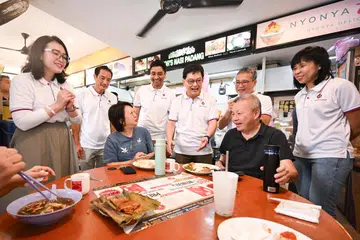 (Dari kiri) Mantan Presiden PPIS, Cik Hazlina Abdul Halim; Menteri Negara Kanan (Penerangan dan Pembangunan Digital merangkap Pembangunan Negara), Encik Tan Kiat How; mantan Ketua Pegawai Eksekutif (CEO) Agensi Penjagaan Bersepadu (AIC), Encik Dinesh Vasu Dash; Timbalan Perdana Menteri, Encik Heng Swee Keat; Menteri Kebudayaan, Masyarakat dan Belia, Encik Edwin Tong; dan Timbalan Speaker Parlimen, Cik Jessica Tan, beramah mesra dengan penduduk di kawasan Joo Chiat pada 5 April.