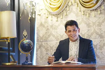 Pemilik Kafe Selebriti di Johor Bahru, Zack Zainal, yang juga terkenal sebagai pengacara dalam rancangan hiburan Melayu pada era 1980-an. 