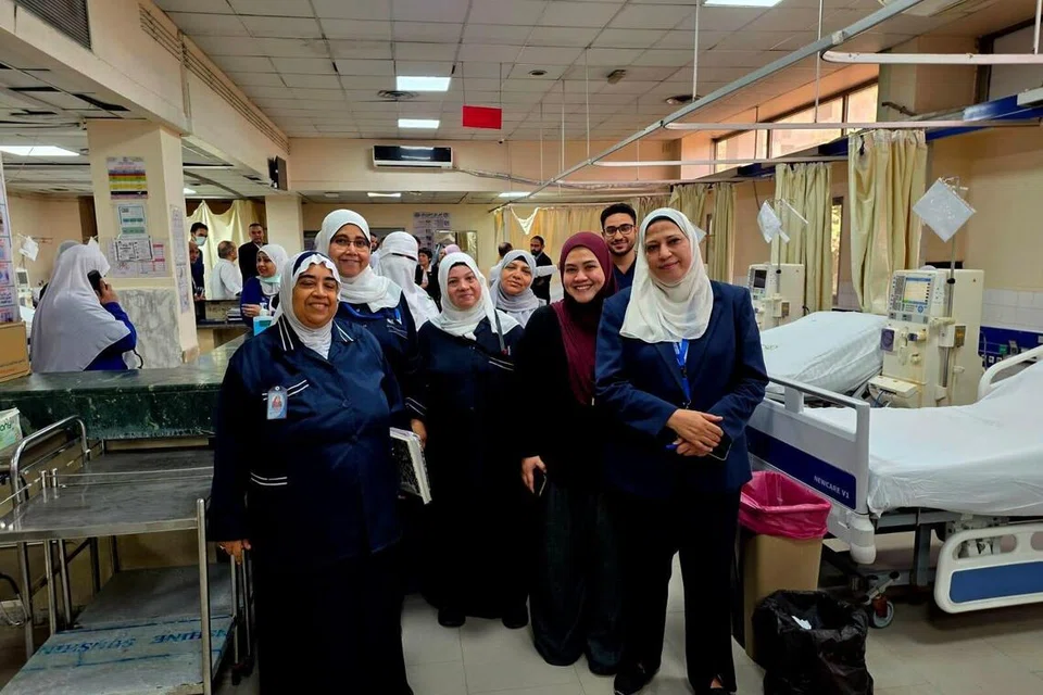Pengurus jururawat kanan di jabatan pediatrik Hospital Universiti Nasional (NUH), Cik Noor Haziah Hussain (tiga dari kanan, gambar sisipan) bersama pakar perubatan Hospital Institut Nasser di Kahirah, Mesir.