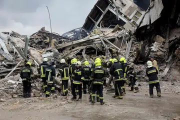 JEJAS BEKALAN BIJIRIN: Para Penyelamat Ukraine menjalankan kerja-kerja menyelamat di bangunan pentadbiran yang musnah akibat serangan peluru berpandu di tengah Odesa pada Khamis