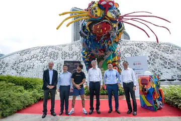 MENCIPTA BANDAR LEBIH MAMPAN: (Dari kiri),Tuan Yang Terutama (His Excellency) Mario Duarte Duta Republik Portugal; Encik Nicholas Chua, Ketua Pegawai Eksekutif Ho Bee Land; Encik Artur Bordalo, artis; Encik Teo Chee Hean; Encik Edmund Koh, Presiden UBS Asia Pasifik; dan Encik Niam Chiang Meng Pengerusi Gardens by the Bay yang menghadiri kempen 'Trash-sure' di Gardens by the Bay. - Foto UBS