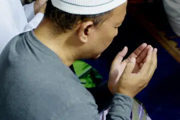 AMALAN DOA: Berdoa, amalan tersebut amat dituntut oleh Islam. Malah Rasulullah saw menggalakkan kita sentiasa berdoa kepada Allah swt dalam apa jua keadaan sama ada susah mahupun senang. - Foto fail