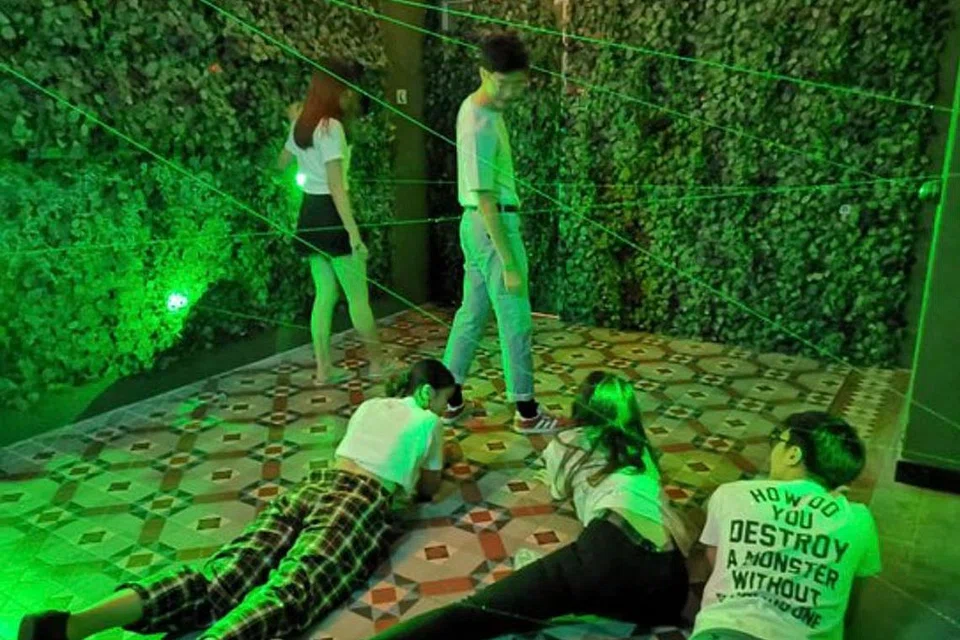 BELUM CAPAI TAHAP NORMAL: Amazing Chambers perlu mengehadkan bilangan pemain dan melaksanakan jarak selamat. Gambar di atas diambil sebelum wabak melanda. - Foto AMAZING CHAMBERS SINGAPURA