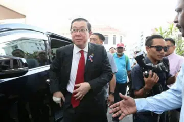 TIDAK BERSALAH: Menteri Kewangan Malaysia, Encik Lim Guan Eng, hadir di Mahkamah Tinggi semalam bagi keputusan permohonan untuk menggugurkan pertuduhan berhubung kes rasuah terhadapnya dan ahli perniagaan, Phang Li Koon. - Foto NSTP