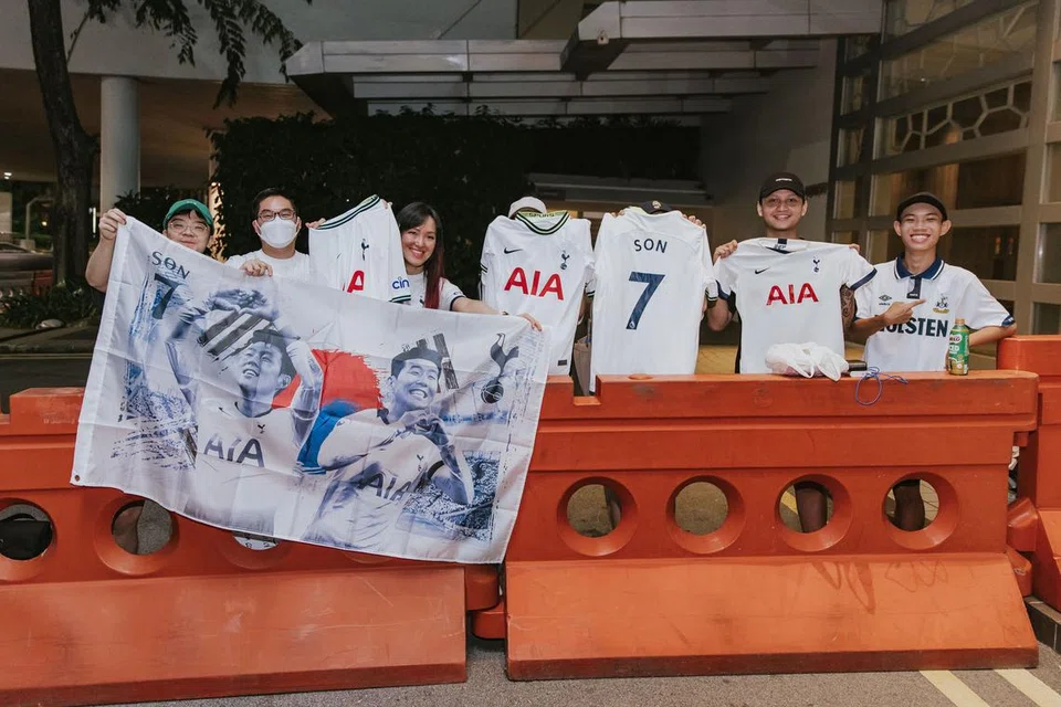 PENYOKONG SETIA: Penyokong Spurs  menanti sejak 11 malam Ahad bagi ketibaan pasukan itu di Hotel Pan Pacific sekitar 2 pagi Isnin.