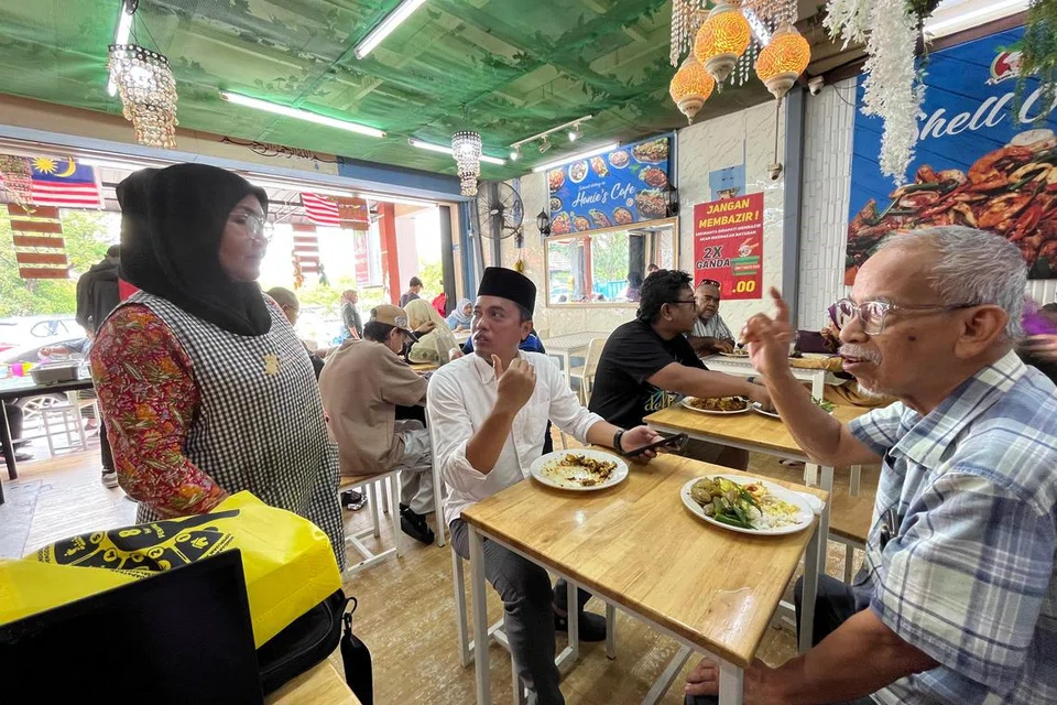 Pemilik Hanie’s Cafe, Cik Darish Hanie Hatta, 47 tahun (kiri), ramah melayan pelanggan di kedainya di Sungai Buloh, Selangor.