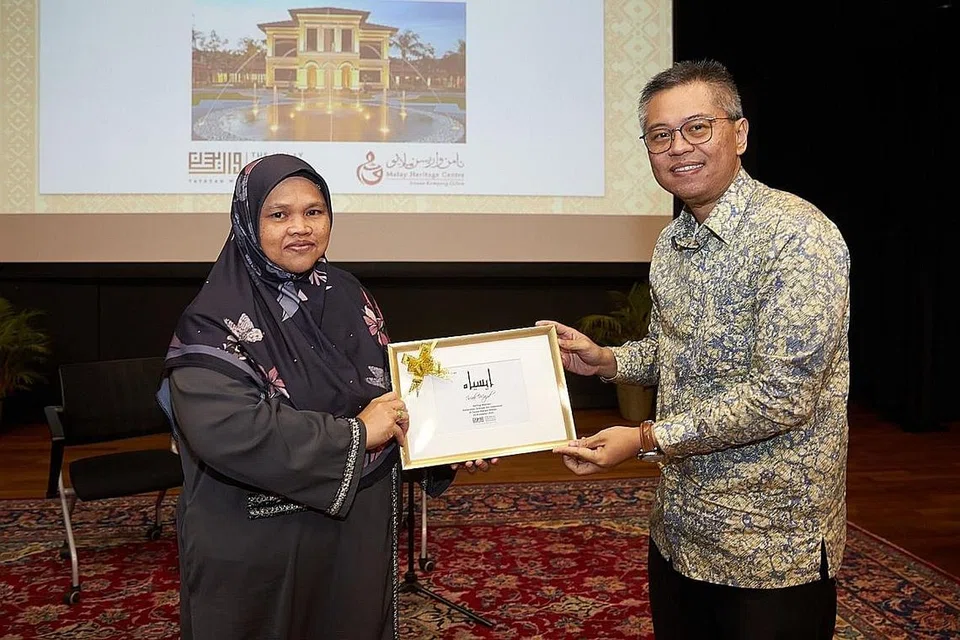 PERJUANGAN DIIKTIRAF: Baru-baru ini, Cik Isiah telah memberikan perkongsian di acara 'Berbagi Warisan' anjuran bersama Yayasan Warisan Melayu dan Taman Warisan Melayu yang juga menampilkan beberapa tokoh-tokoh, seniman, budayawan dan sasterawan yang telah banyak menyumbang kepada pembentukan Taman Warisan Melayu. Beliau menerima sijil penghargaan dari Pengerusi Yayasan Warisan Melayu, Dr Norshahril Saat. - Foto YAYASAN WARISAN MELAYU