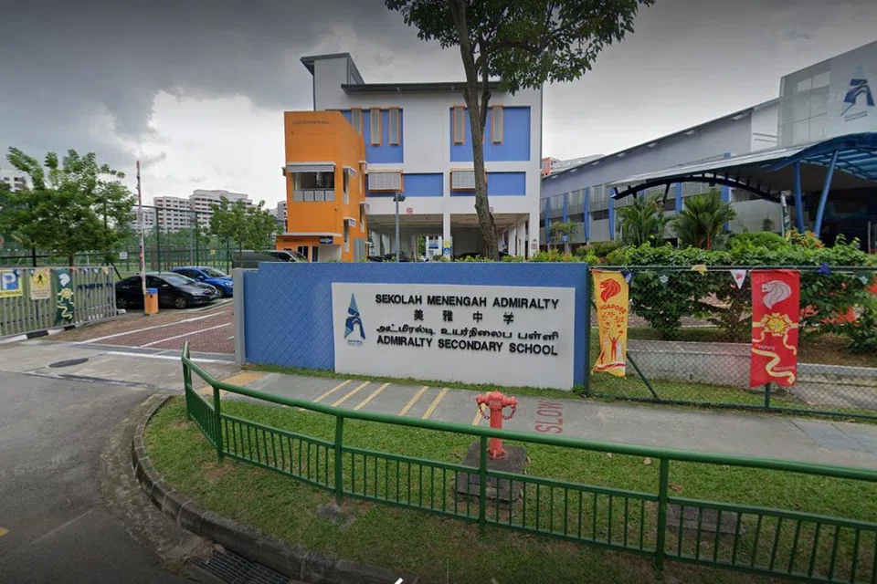Sekolah Menengah Admiralty menerima kecaman di media sosial berikutan dua kejadian buli pada 7 Januari, apabila seorang pelajar diserang rakan sekelas hingga cedera, dan pada 8 Januari, apabila seorang pelajar perempuan membunuh diri pada 2023 selepas dibuli dan mengalami kemurungan.