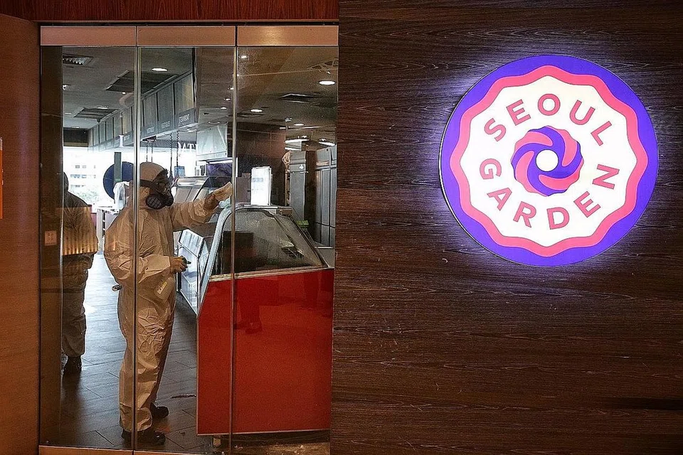 SIASATAN DIJALANKAN: Siasatan menunjukkan bahawa cawangan restoran Seoul Garden di Tampines Mall telah gagal mematuhi langkah pengurusan selamat. - Foto BM oleh KEVIN LIM