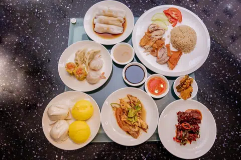 PELBAGAI JUADAH CINA: Makanan tradisional Cina yang ditawarkan termasuk Udang Chee Chong Fun, Nasi Ayam dengan Itik dan Ayam Bakar, Siew Mai dan Lotus Bunny Bun. 
