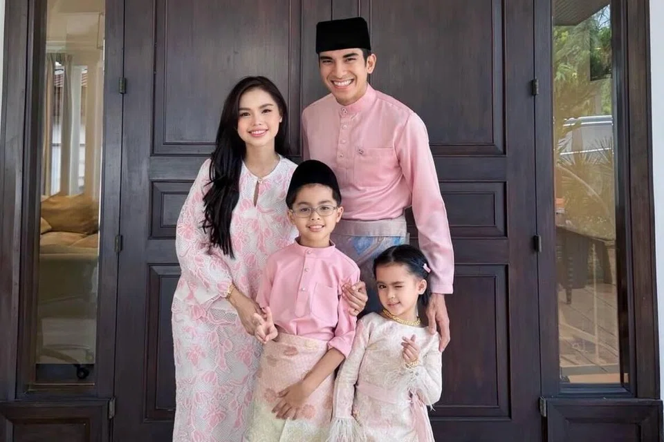 Syed Saddiq bergambar dengan Bella Astillah sempena Hari Raya Aidilfitri yang diterbitkan di media sosial pada 23 Mac. Bersama mereka ialah anak-anak Bella, (Dari kiri) Ayden Adrian dan Ara Adreanna.