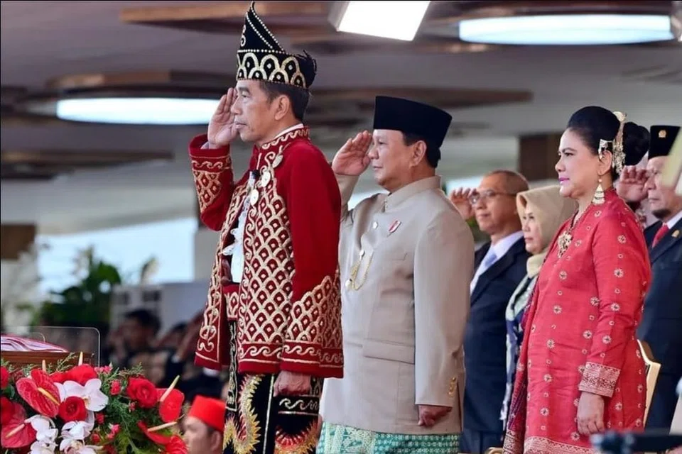 Presiden Joko ‘Jokowi’ Widodo (depan) bersama penggantinya, Encik Prabowo Subianto, di majlis sambutan Hari Kemerdekaan Indonesia ke-79 di Ibu Kota Nusantara pada Ogos 2024.