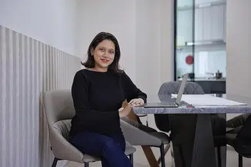 WANITA DALAM TEKNOLOGI: Walaupun pada mulanya tiada pengalaman dalam bidang teknologi, berkat kegigihannya, Cik Nurul Shahida berjaya berkecimpung dalam industri itu dan kini turut membimbing rakan kerja wanita yang baru bertapak. - Foto BH oleh KEVIN LIM