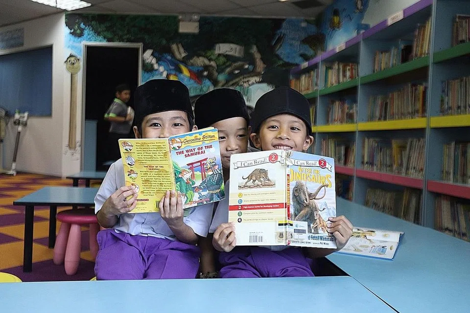 PENERIMA WAKAF ILMU: Para pelajar Madrasah Alsagoff Al-Arabiah dan Madrasah Aljunied Al-Islamiah ini antara yang meraih manfaat dari hasil Wakaf Ilmu. - Foto MUIS