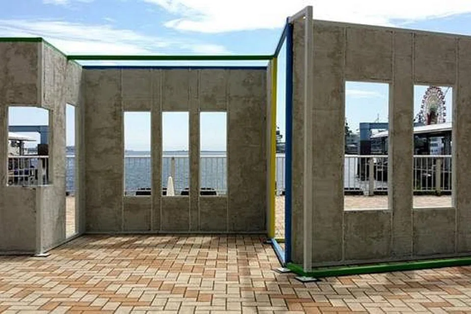 SAUJANA MATA MEMANDANG: Arca berbingkai seberat 2,000 kilogram yang dihasilkan Encik Muhammad Nur Faris menjadi tumpuan kerana membolehkan pengunjung bergambar dengan latar belakang laut Kobe di Jepun. - Foto ihsan MUHAMMAD NUR FARIS