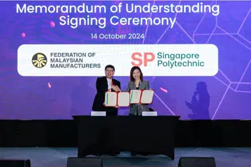 Presiden Persekutuan Pengilang-Pengilang Malaysia (FMM), Encik Soh Thian Lai (kiri), dan Timbalan Pengetua Pembangunan Politeknik Singapura (SP), Cik Georgina Phua, semasa acara Transformasi Perindustrian Asia-Pasifik pada 14 Oktober. 