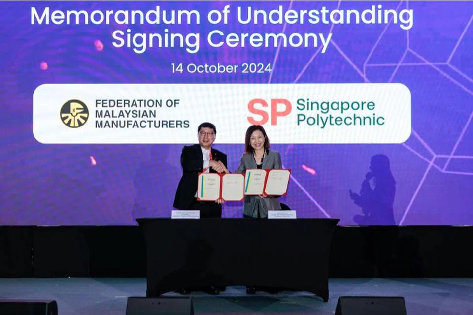 Presiden Persekutuan Pengilang-Pengilang Malaysia (FMM), Encik Soh Thian Lai (kiri), dan Timbalan Pengetua Pembangunan Politeknik Singapura (SP), Cik Georgina Phua, semasa acara Transformasi Perindustrian Asia-Pasifik pada 14 Oktober. 