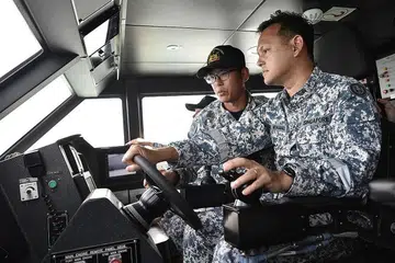 TINGKAT KEUPAYAAN: Encik Zaqy (kanan) berinteraksi bersama anggota RSN, termasuk anggota Perkhidmatan Negara sepenuh masa daripada Skuadron Kapal Permukaan Tanpa Pemandu (USV). - Foto MINDEF