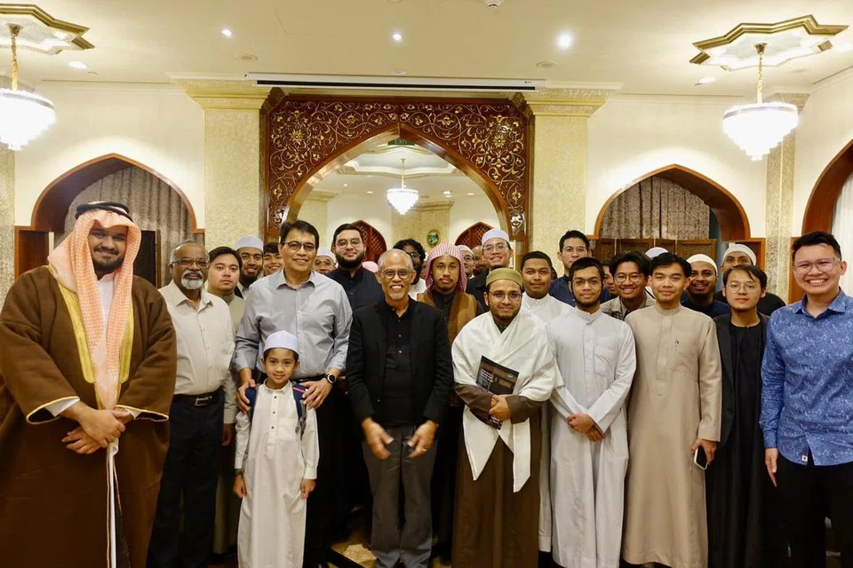 Menteri Bertanggungjawab bagi Ehwal Masyarakat Islam, Encik Masagos Zulkifli Masagos Mohamad (empat dari kiri), bersama pelajar Singapura di Madinah. 