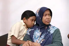 KONGSI DENGAN PELAKON MUDA: Norsiah Ramly (kanan) akan meluangkan masa memberi panduan ekspresi wajah dan intonasi suara kepada pelakon cilik seperti Shaqeel Jailani yang menjadi cucunya dalam telefilem 'Korban Si Ijat'. - Foto MEDIACORP SURIA