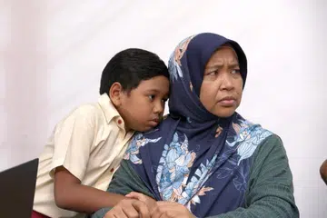 KONGSI DENGAN PELAKON MUDA: Norsiah Ramly (kanan) akan meluangkan masa memberi panduan ekspresi wajah dan intonasi suara kepada pelakon cilik seperti Shaqeel Jailani yang menjadi cucunya dalam telefilem 'Korban Si Ijat'. - Foto MEDIACORP SURIA