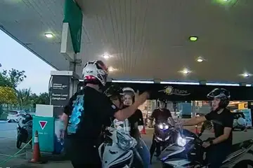 Tangkap layar video tular yang memaparkan seorang lelaki menunggang motosikal ditampar oleh individu lain di sebuah stesen minyak di Taman Perling, Johor Bahru.