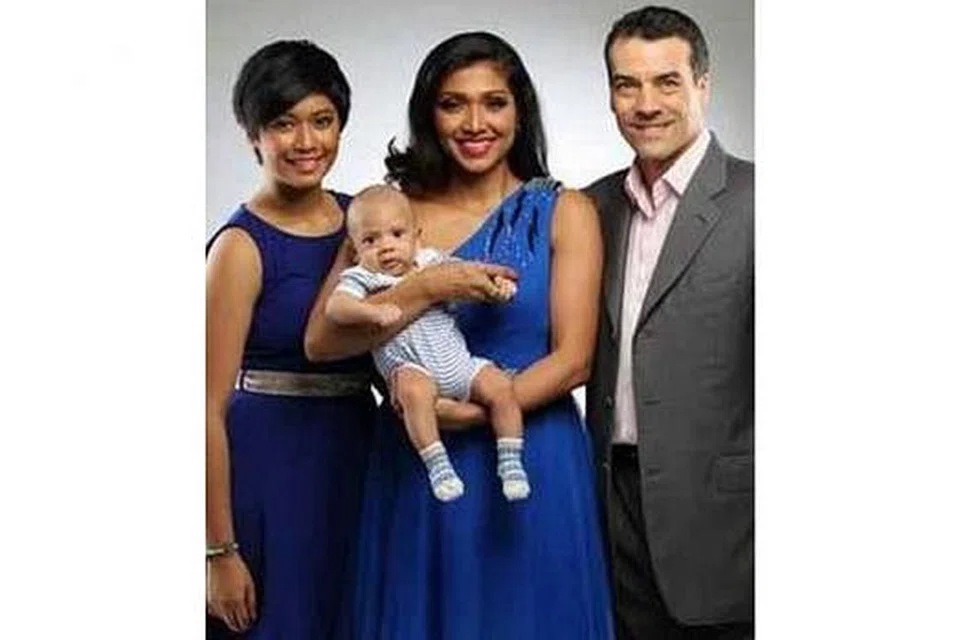 AKHIRNYA DIDEDAHKAN: Potret Nurul bersama suaminya Eric Depp dan putera mereka, Zachary Depp, dan anak pertama Nurul, Ayu Nazirah. - Foto MURAI.COM.MY