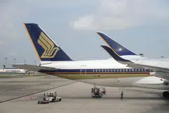 SIA memperoleh pendapatan lebih rendah bagi setiap penumpang yang diterbangkan kerana syarikat penerbangan lain juga menambah lebih banyak penerbangan pada suku berakhir 30 September.