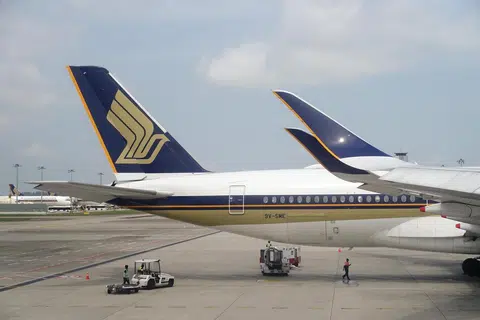 SIA memperoleh pendapatan lebih rendah bagi setiap penumpang yang diterbangkan kerana syarikat penerbangan lain juga menambah lebih banyak penerbangan pada suku berakhir 30 September.