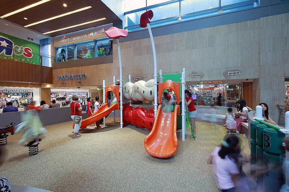 UNTUK SI KECIL: Taman permainan seperti yang terdapat di The Paragon (gambar atas) dan The Seletar Mall ini antara daya tarikan pengunjung ke pusat beli-belah yang inginkan kemudahan mesra keluarga. - Foto SPH RPMS