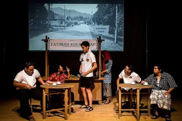 PENUH MAKNA: Simbolik mengenai kepayahan hidup tetapi perlunya bersatu hati dan bersefahaman demi membina masyarakat berbilang kaum antara mesej yang ingin disampaikan pementasan teater 'Serat-Serat Pertiwi' (kededua gambar) yang dipentaskan sempena program Reflections Politeknik Republik. - Foto ihsan ANWAR HADI