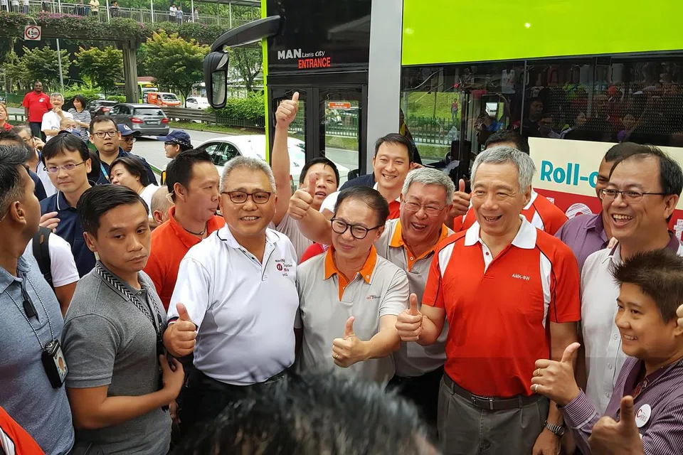 Perdana Menteri, Encik Lee Hsien Loong (tiga dari kanan), bertemu para pekerja pengangkutan dalam satu acara yang dihoskan oleh Kesatuan Pekerja Pengangkutan Kebangsaan (NTWU). Beliau diiringi mantan Setiausaha Agung NTWU, Encik Fang Chin Poh (tiga dari kiri). 