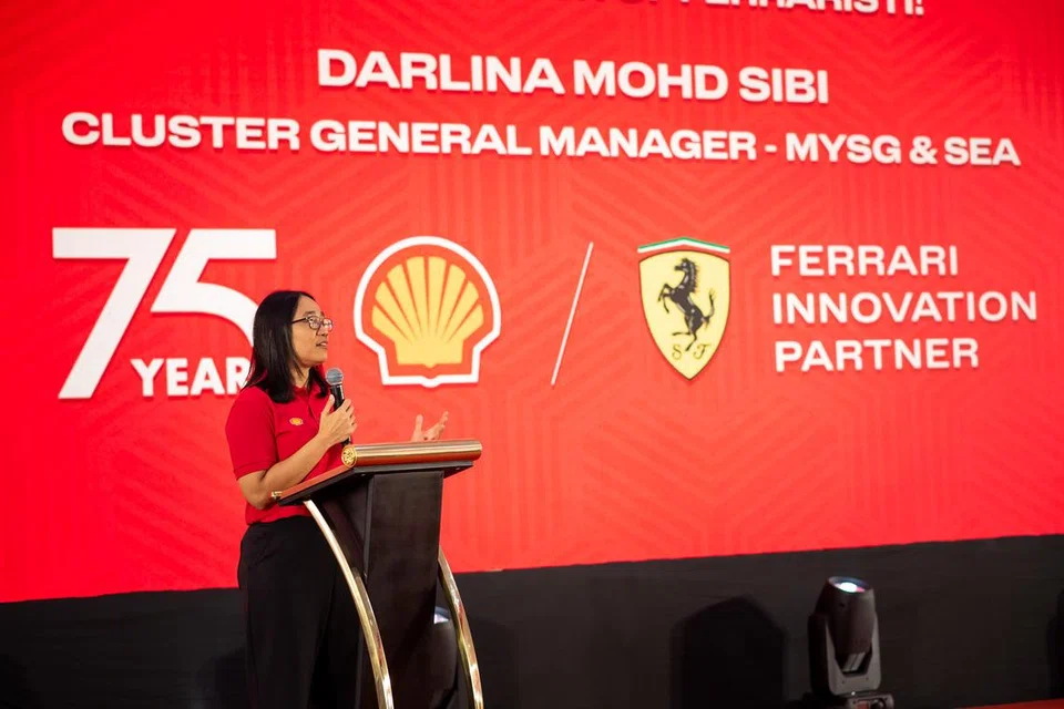 Cik Nordarlina menyampaikan ucapan pembukaan sempena majlis meraikan ulang tahun ke-75 kerjasama antara Shell dengan Scuderia Ferrari yang dihadiri ahli Ferrari Club Owners Malaysia di Kuala Lumpur pada 2025.