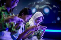 Pelajar bermain permainan dalam talian Roblox pada 17 September 2025 ketika kegiatan kokurikulum Edublox di Solo Technopark, Surakarta, Jawa Tengah.