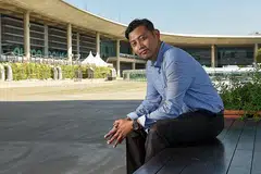 PAGI HINGGA KE MALAM: Encik Khairil perlu memantau ramalan cuaca dan juga paras air laut setiap hari.