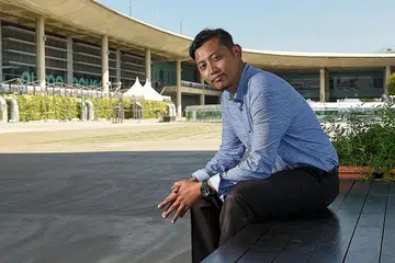 PAGI HINGGA KE MALAM: Encik Khairil perlu memantau ramalan cuaca dan juga paras air laut setiap hari.