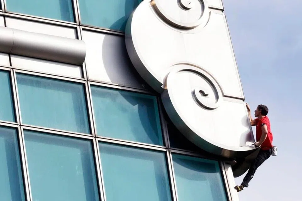 Alex Honnold memanjat Taipei 101 tanpa tali, pengikat atau jaring keselamatan pada 25 Januari.