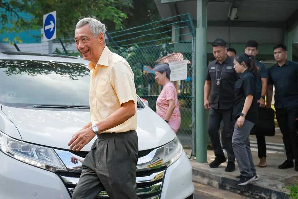 Encik Lee dan isteri Cik Ho Ching meninggalkan pusat mengundi di Sekolah Crescent Girls di Tanglin pada Jumaat.