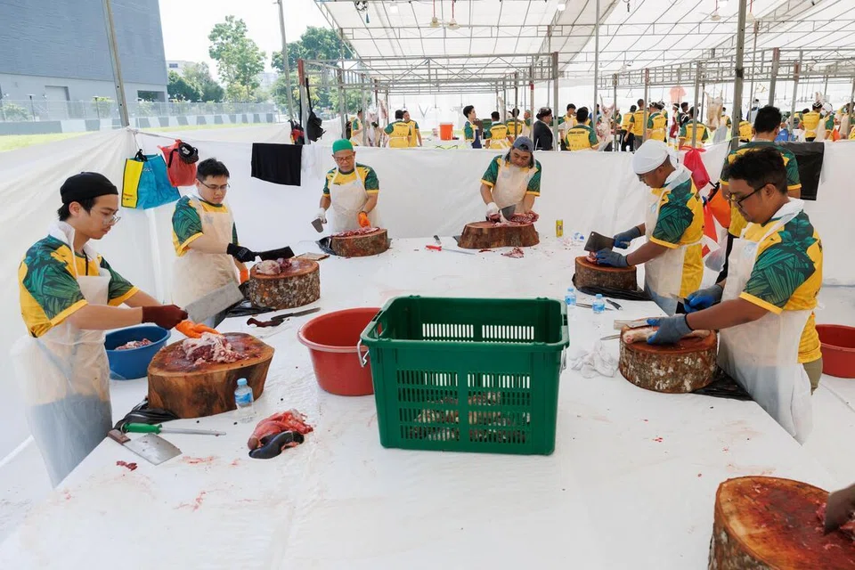Beberapa sukarelawan memotong daging korban di ruang operasi bersebelahan dengan Masjid Al-Istighfar pada 27 Mei.