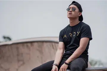 TIDAK ABAI REZEKI DI SINGAPURA: Iskandar Shah hargai setiap peluang yang diberikan kepadanya, baik dalam lakonan drama setempat mahupun percubaan sulung menjadi pengacara Manja. 
