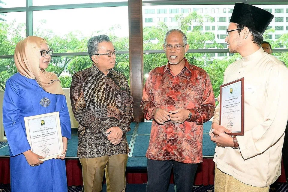 MEMPERSIAP MASA MUKA: Encik Masagos Zulkilfi (kedua dari kanan) bersama penerima Biasiswa Ekonomi Masa Depan, Encik Ahmad Zaki (kanan) dan Cik Aqilah Faaiqah yang menerima Biasiswa Syed Ali Redha Alsagoff (Pengajian Am); serta Encik Suhaimi di majlis Anugerah Biasiswa LBKM 2017 semalam. - Foto JOHARI RAHMAT