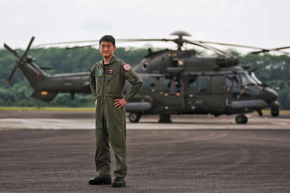SUKARELAWAN: Mejar (NS) Yeong Zhen Jie, yang merupakan anggota kerahan Perkhidmatan Negara (NSmen) pertama mengemudi helikopter H225M pada Perbarisan Hari Kebangsaan 2023, telah menghabiskan beberapa minggu setiap tahun secara sukarela untuk mengikuti latihan juruterbang.