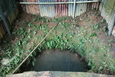 TIMBA AIR: Beginilah perigi yang digunakan Encik Syazwan bagi mengambil wudhu untuk menunaikan solat di Kampung Sungei Durian, Pulau Ubin.