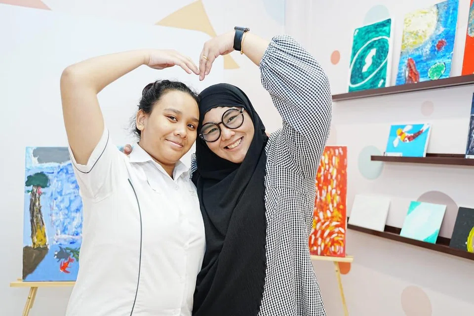 Nuha Zahra Suhaiman (kiri), bersama ibunya, Cik Azriena Asari, 45 tahun.